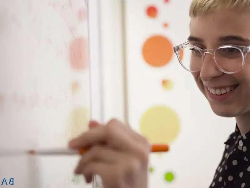 关闭 up of a white woman writing on a white board